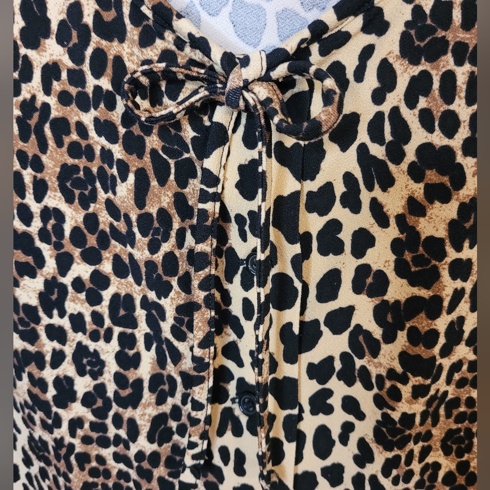 Final Price! Leopard Print Tie Front 3/4 Sleeve Button up Top size 1X - Picture 2 of 3